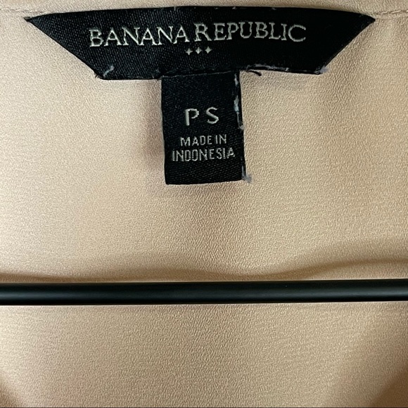 Banana Republic | Blush Pink Sleeveless V-Neck Top - Picture 4 of 4